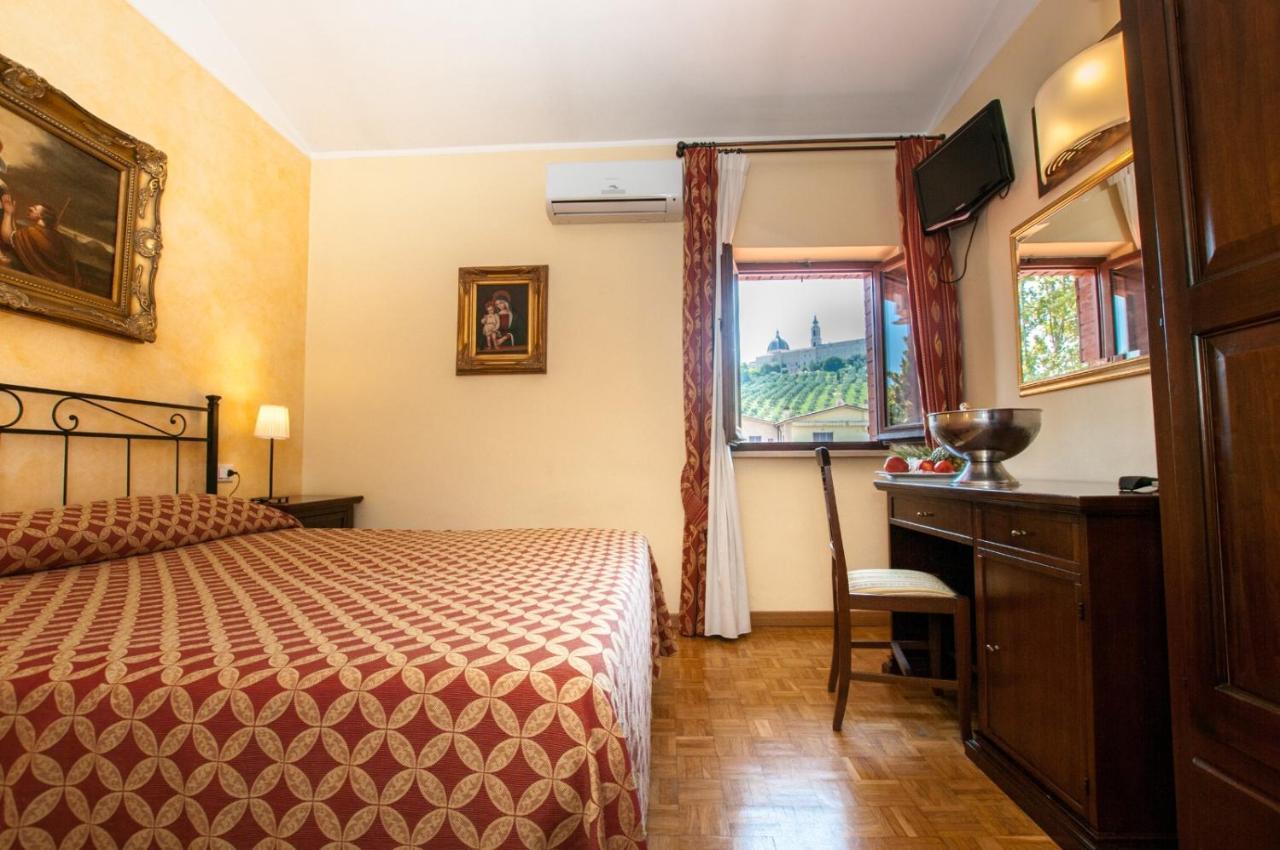 La Vecchia Fattoria Hotel โลเรโต ภายนอก รูปภาพ