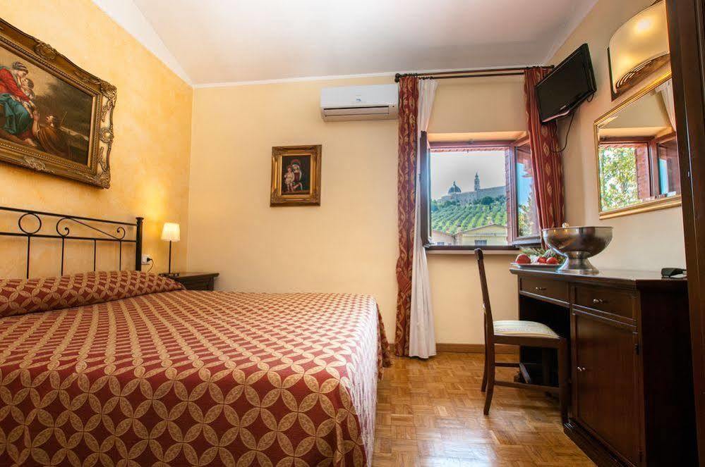 La Vecchia Fattoria Hotel โลเรโต ภายนอก รูปภาพ